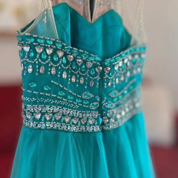 A BEAUTIFUL DRESS 💗 - Picture 3 of 7